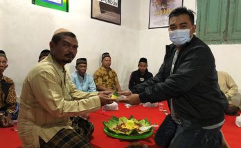 Foto : Pemotongan tumpeng oleh Kades kepunduhan Yudha Kurniawan